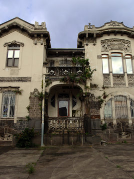 Plants begin to over grow historic home in San Jose, Costa Rica