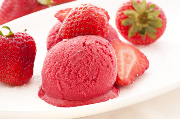 Erdbeeren mit Erdbeereis