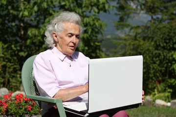 jeune garçon et femme agée utilisant un ordinateur portable