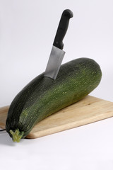 Zucchini mit Messer