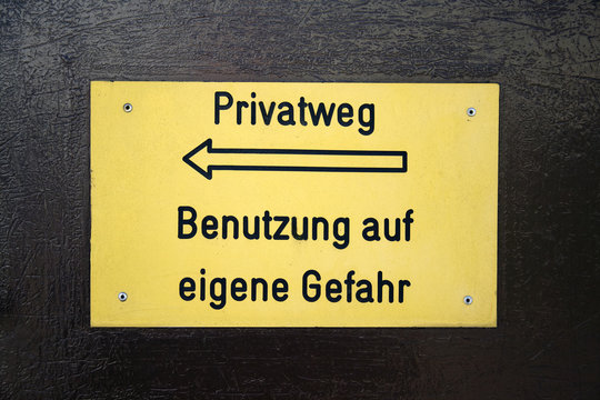 Schild "Privatweg Benutzung auf eigene Gefahr"