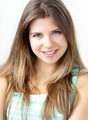 Naklejka premium Portrait of an attractive young caucasian woman looking at the c