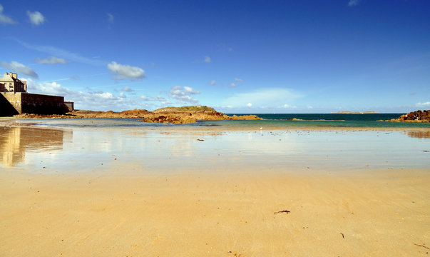 Plage de Saint Malo en Bretagne &agrave; mar&eacute;e basse
