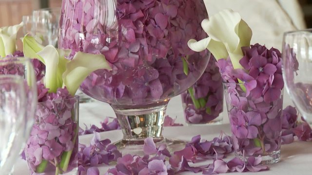 Blumen (Flieder)  auf Tisch