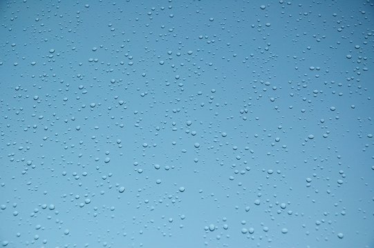 Wassertropfen auf blau