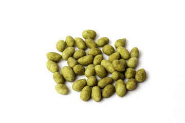 Erdnüsse mit Wasabimantel Isoliert