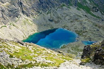 Fototapeta na wymiar emerald lake in a mountain bowl
