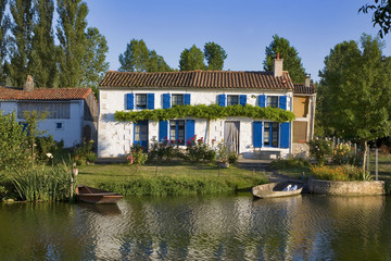 france; 85; marais poitevin; sèvre niortaise : maison et  jardin