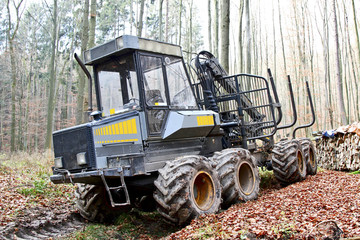 Holzrückemaschine im Wald © Peter38
