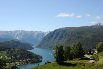 Fototapeta na wymiar Widok na Hardangerfjord w Norwegii
