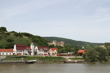 Fototapeta na wymiar hainburg,port et château
