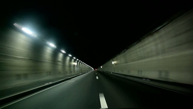 Fahrt im Tunnel (Zeitraffer)