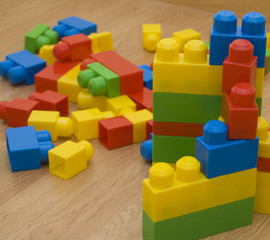 Fototapeta premium Piezas de juguete sobre suelo de madera