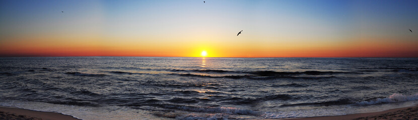 Naklejka na ściany i meble Wschód słońca na morzu panoramy