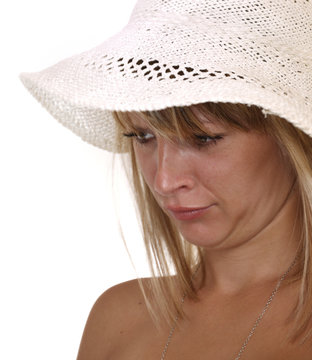 Jeune femme qui fait la moue