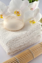 Fototapeta na wymiar Round soap with white towels and mate