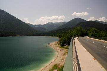 Sylvensteinsee Stausee Brücke bayern berge isarwinkel