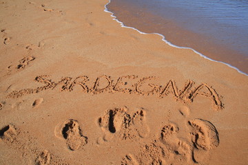 Fototapeta premium Scritta Sardegna sulla sabbia