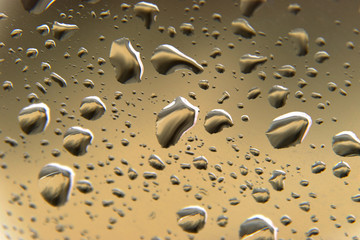 капли дождя на стекле