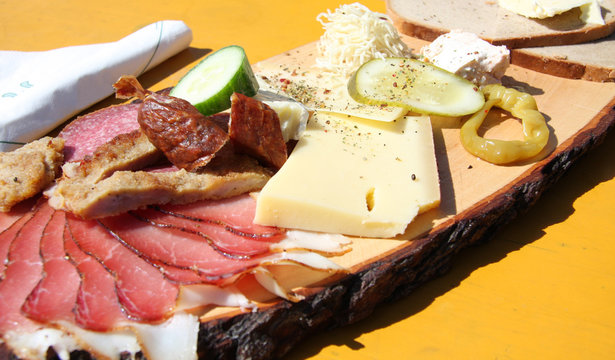 Brotzeitbrett mit Speck und K&auml;se