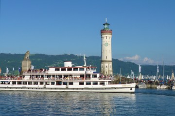 Lindau - Hafeneinfahrt und Dampfschiff