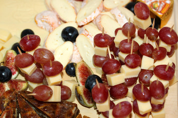 Büffet - Kalte Platte mit Käse, Weintrauben und Feigen