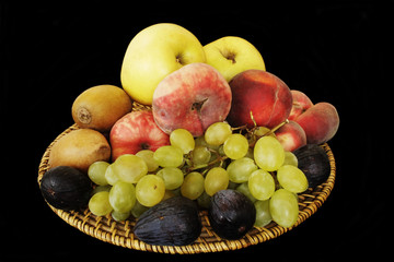 Wicker plate with fruits