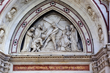 Obraz premium Basilica of Santa Croce Boy Carrying Cross Mosaic Facade Florenc