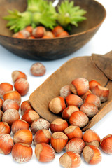 nocciole con ciotola e paletta