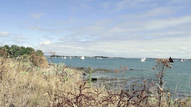 Voiliers longeant la c&ocirc;te bretonne