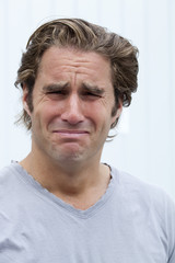 Obraz premium homme triste dégoûté grimaçant