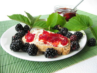 Frühstück mit Brombeeren und Brombeergelee