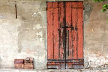 Porta arancione vecchia casa di campagna, Italba, Emilia Romagna