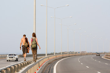 Люди идут по дороге