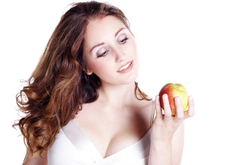 Hübsche Frau mit langen Haaren und Apfel in der Hand Porträt