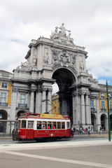 Lisbonne - Arc de triomphe et tram