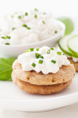 Hüttenkäse auf Cracker
