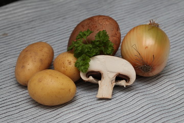 kartofel, pilze und zwiebel