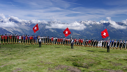 Alphornparade mit Schweizer Fahnenschinger