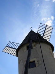 Fototapeta na wymiar Moulin à vent en contrebas
