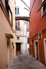 Fototapeta na wymiar Aleja w starym centrum Bastii na Korsyce