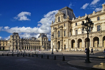 Fototapeta na wymiar Luwr w Paryżu