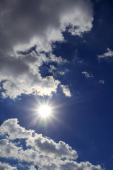 Fototapeta na wymiar Promienie słońca i chmury na niebie
