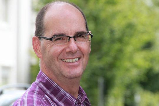 Mann mit Brille - lachend