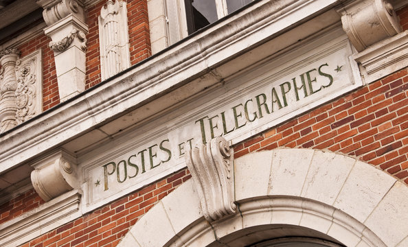 Postes et t&eacute;l&eacute;graphes, enseigne ancienne
