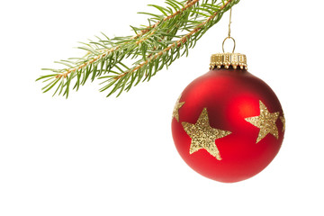 matte rote christbaumkugel hängt an tannenzweig