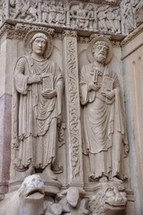 statue de saint trophime