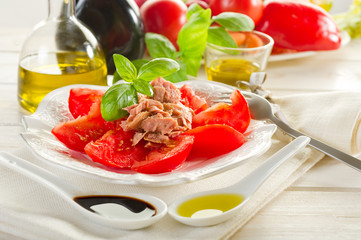 salad with tuna and tomatoes-insalata tonno pomodori
