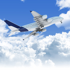 Fototapeta na wymiar Samolot lecący nad chmurami na widok dolnej startową