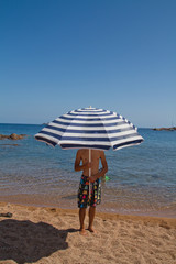homme parasol a la plage